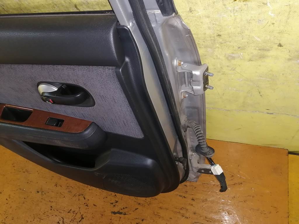 дверь Nissan Tiida Latio