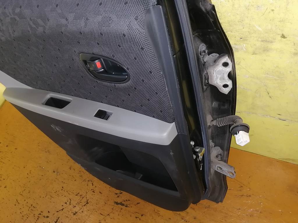 дверь Toyota Vitz