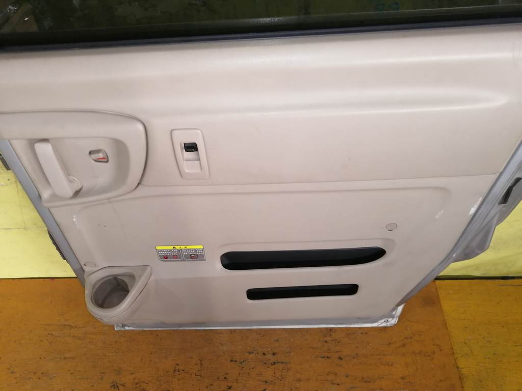 дверь Nissan Serena