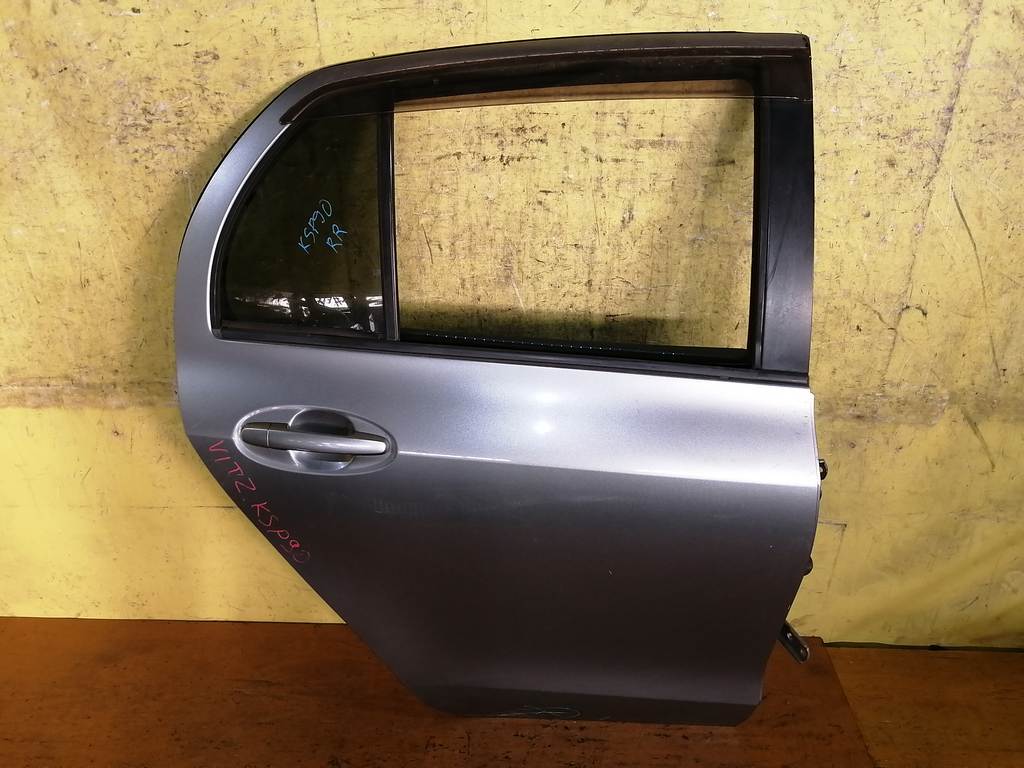 дверь Toyota Vitz