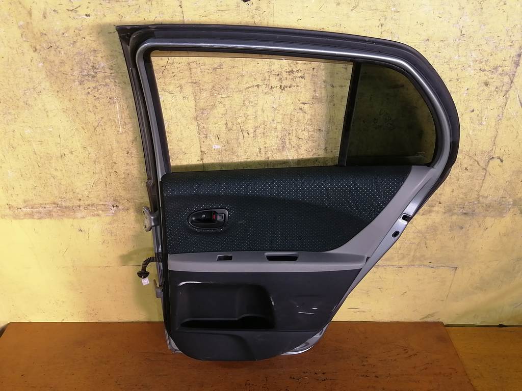 дверь Toyota Vitz