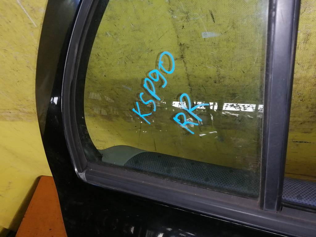 дверь Toyota Vitz
