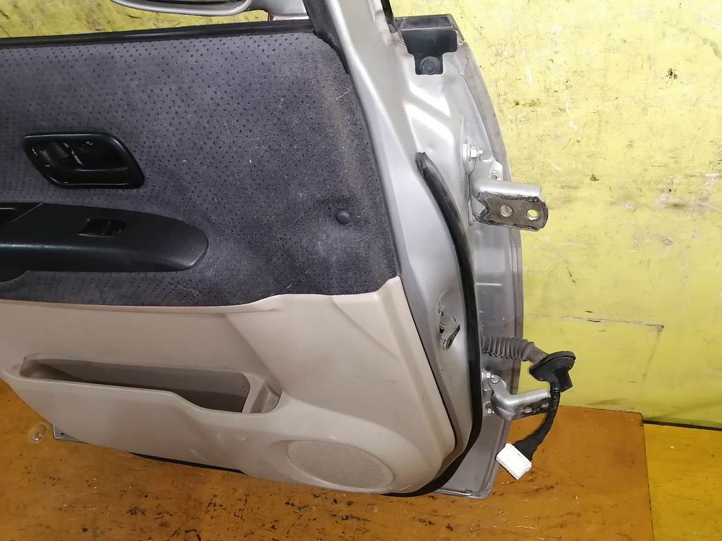 дверь Nissan Serena