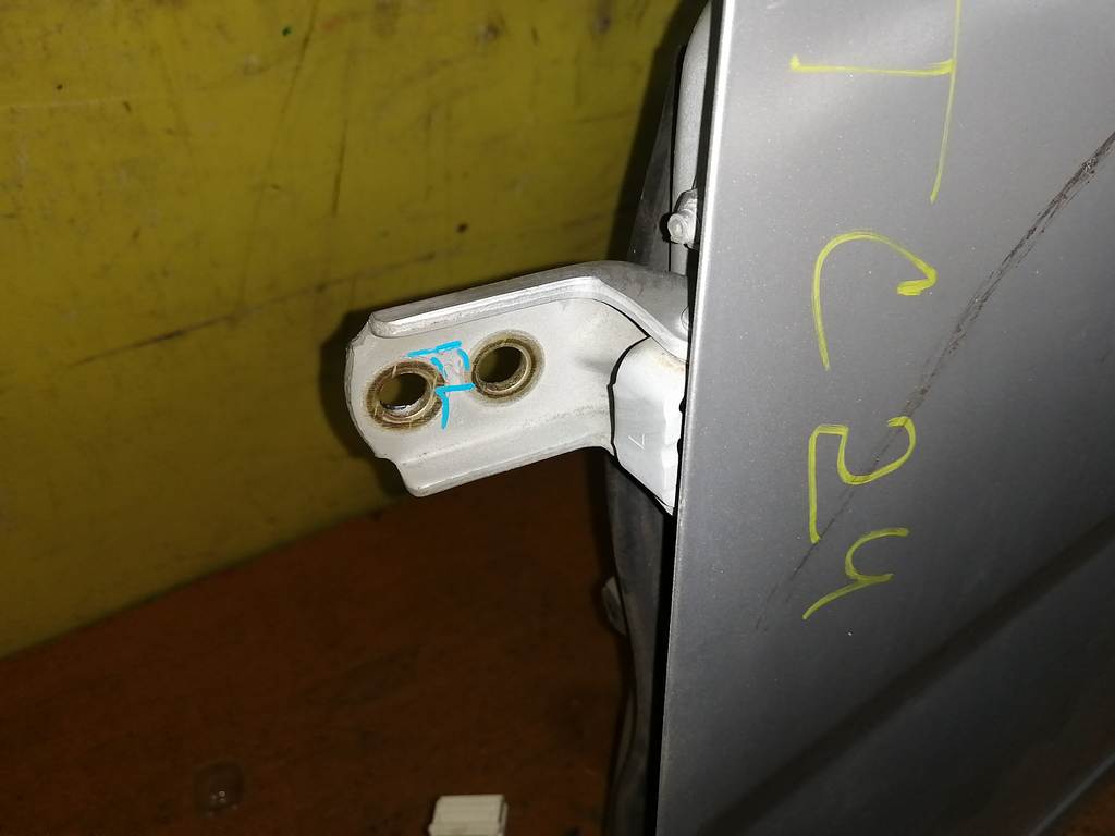 дверь Nissan Serena
