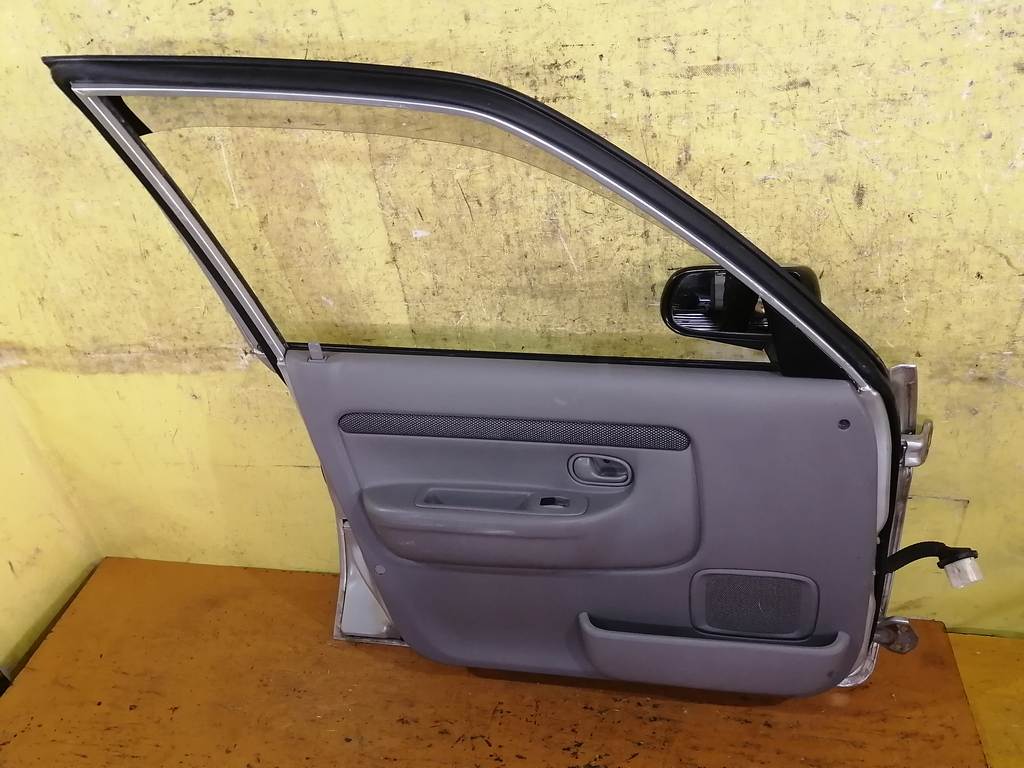 дверь Mazda Demio