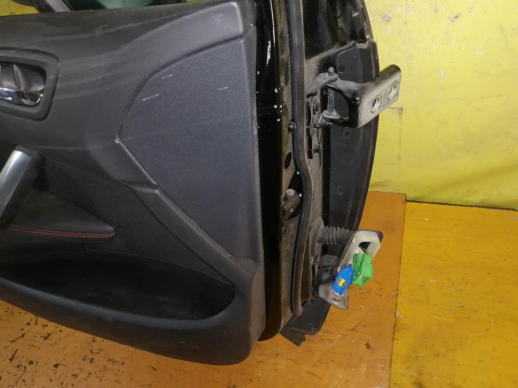 дверь Peugeot 308