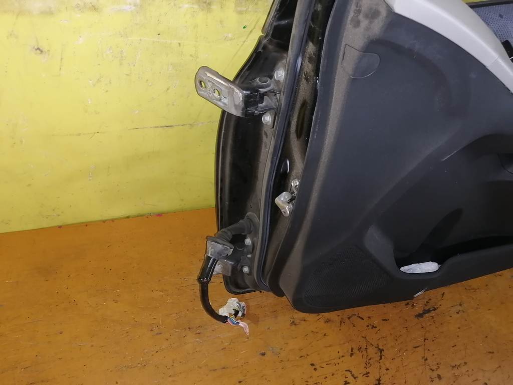 дверь Toyota Vitz