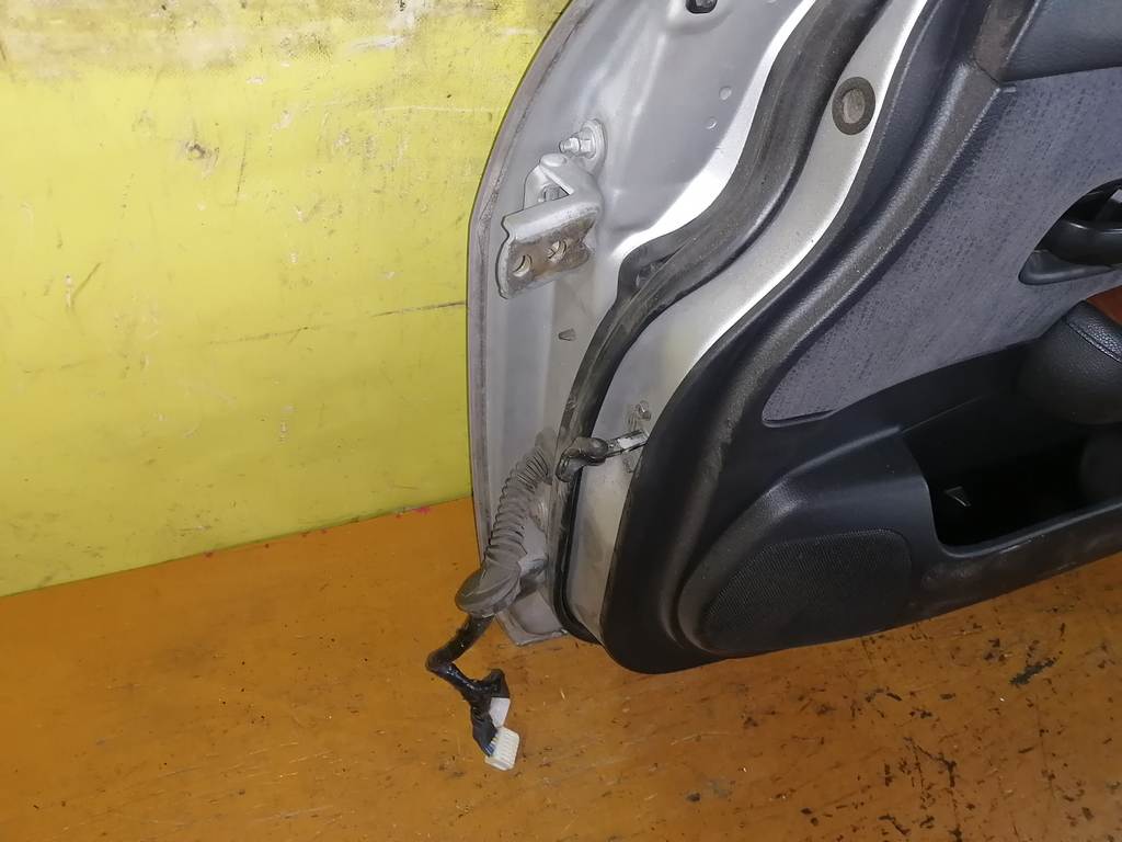 дверь Nissan Tiida Latio