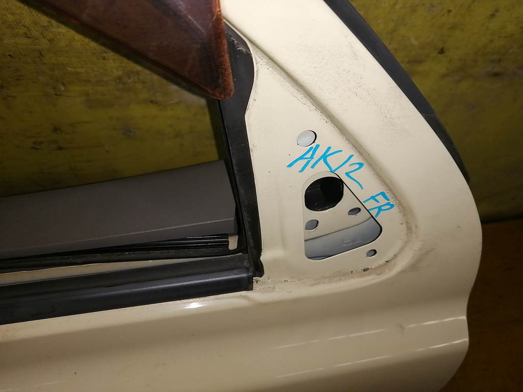 дверь Nissan March