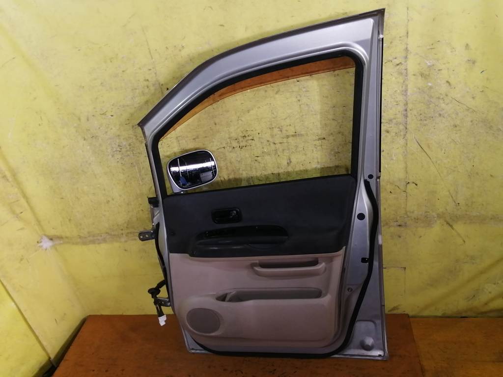 дверь Nissan Serena