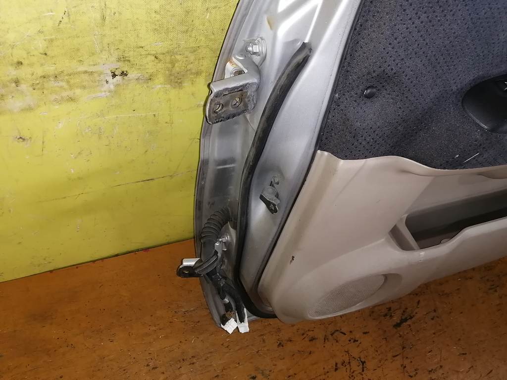 дверь Nissan Serena