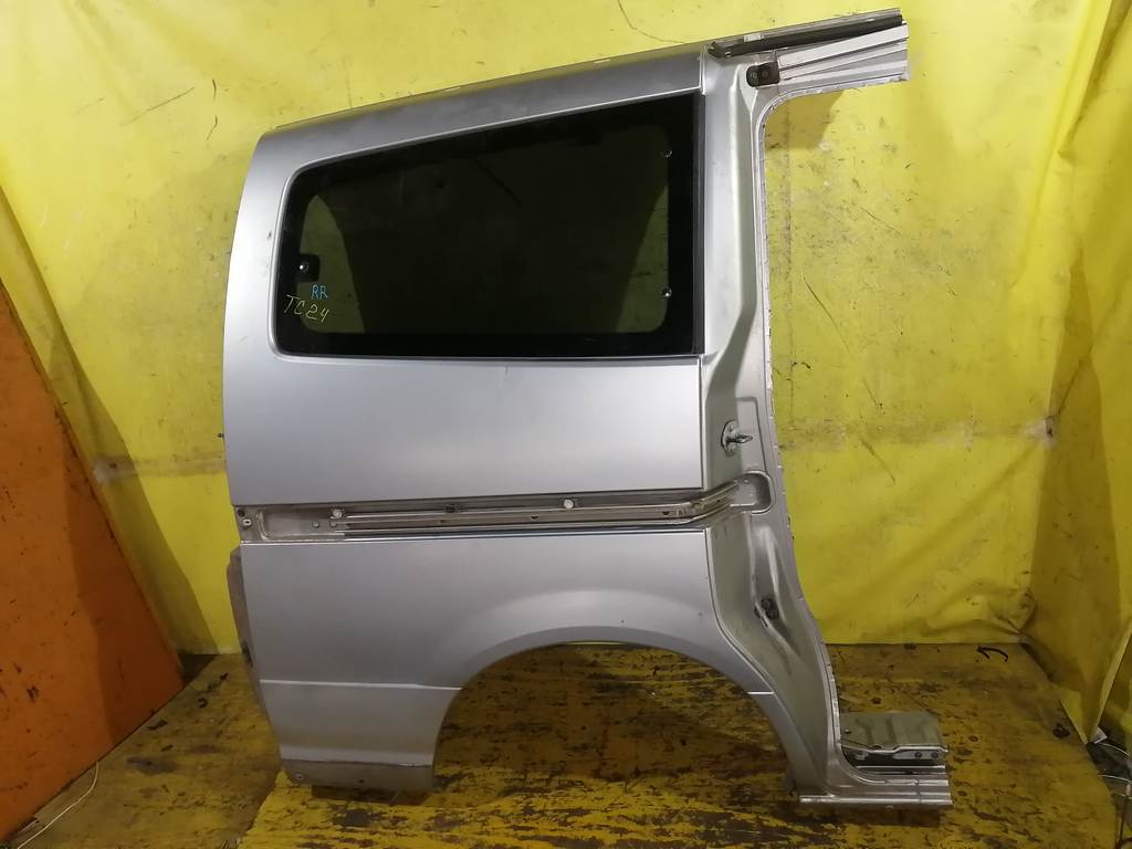 крыло Nissan Serena