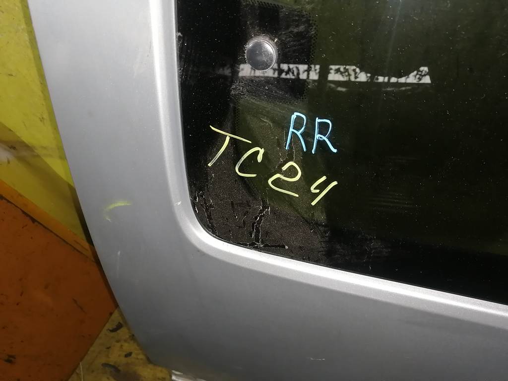 крыло Nissan Serena