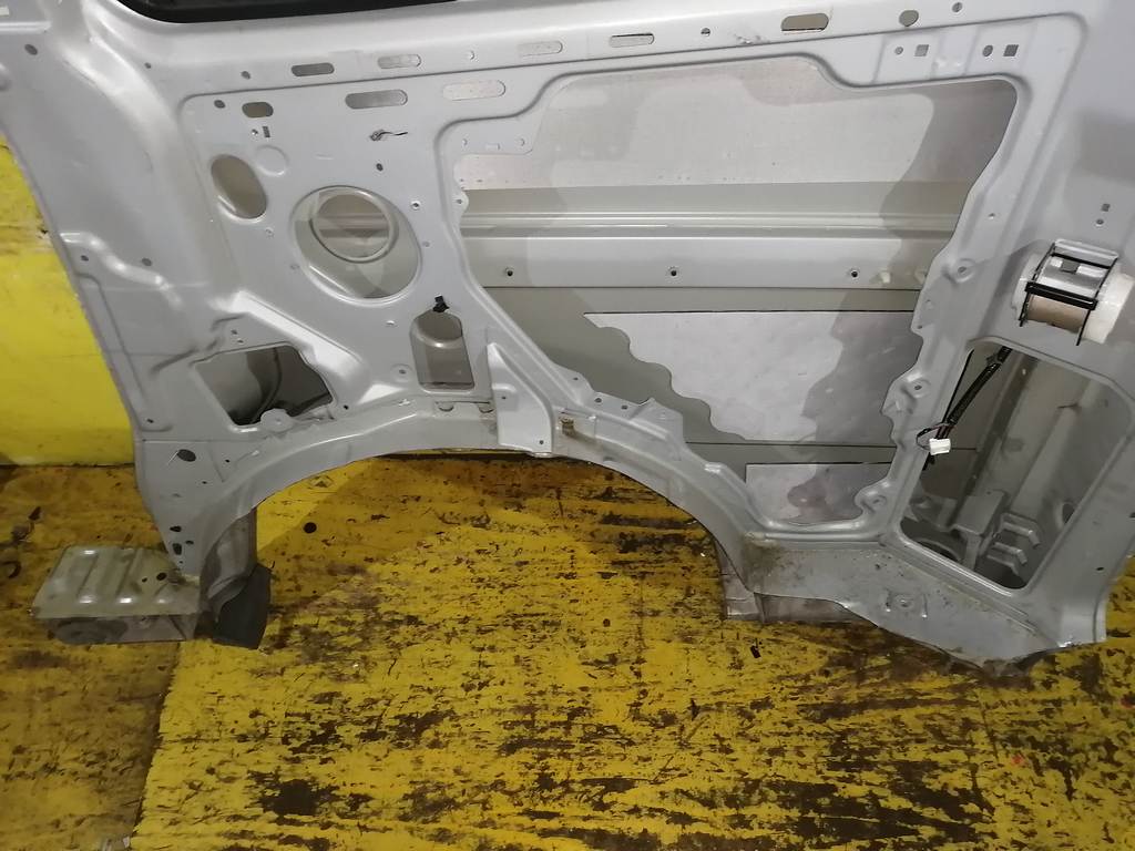крыло Nissan Serena