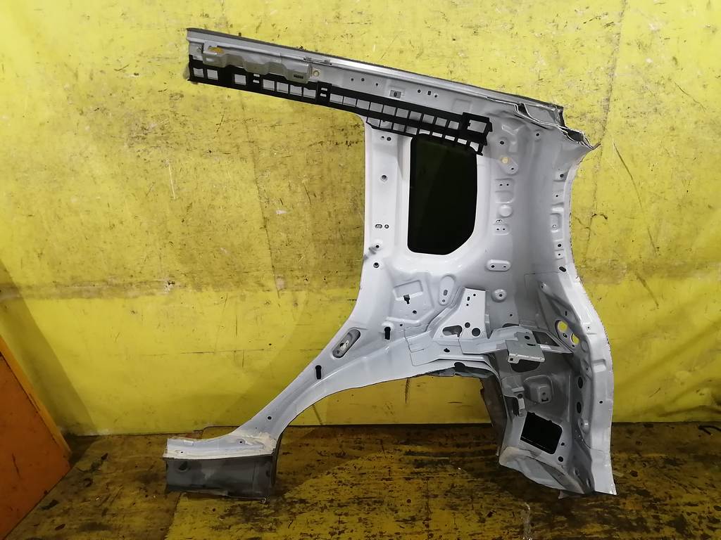 крыло Mazda Demio