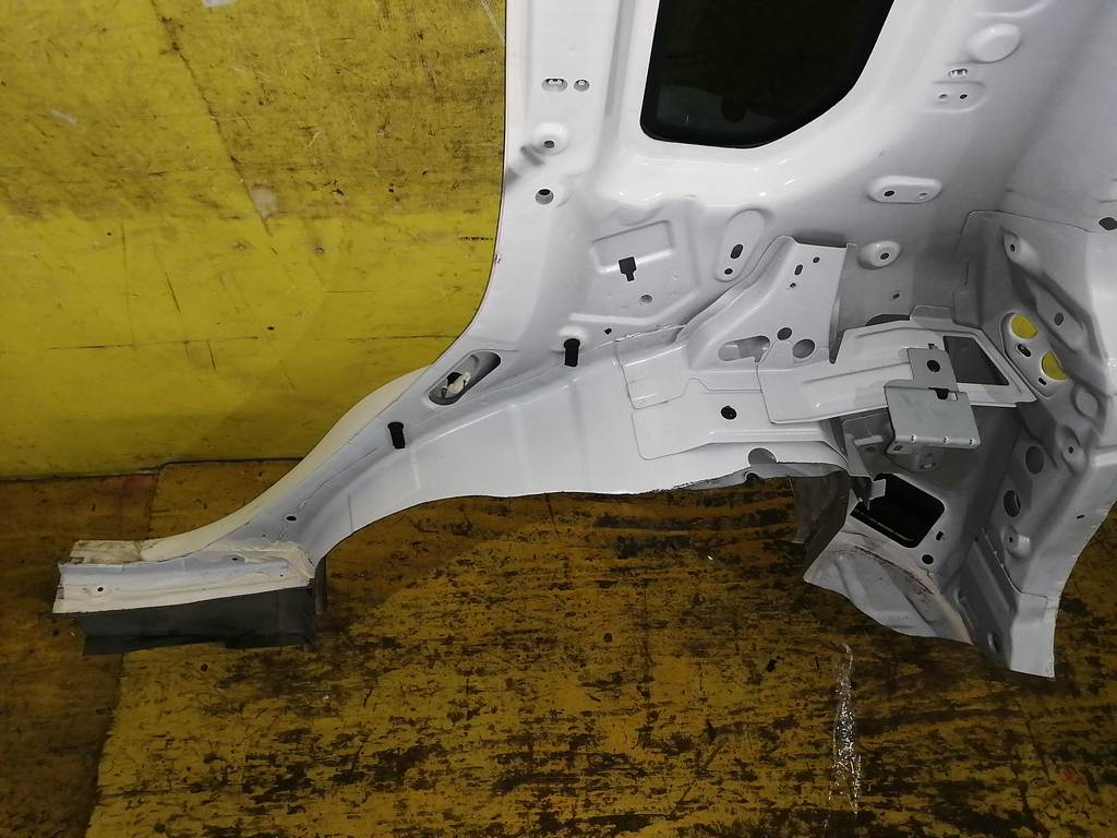 крыло Mazda Demio