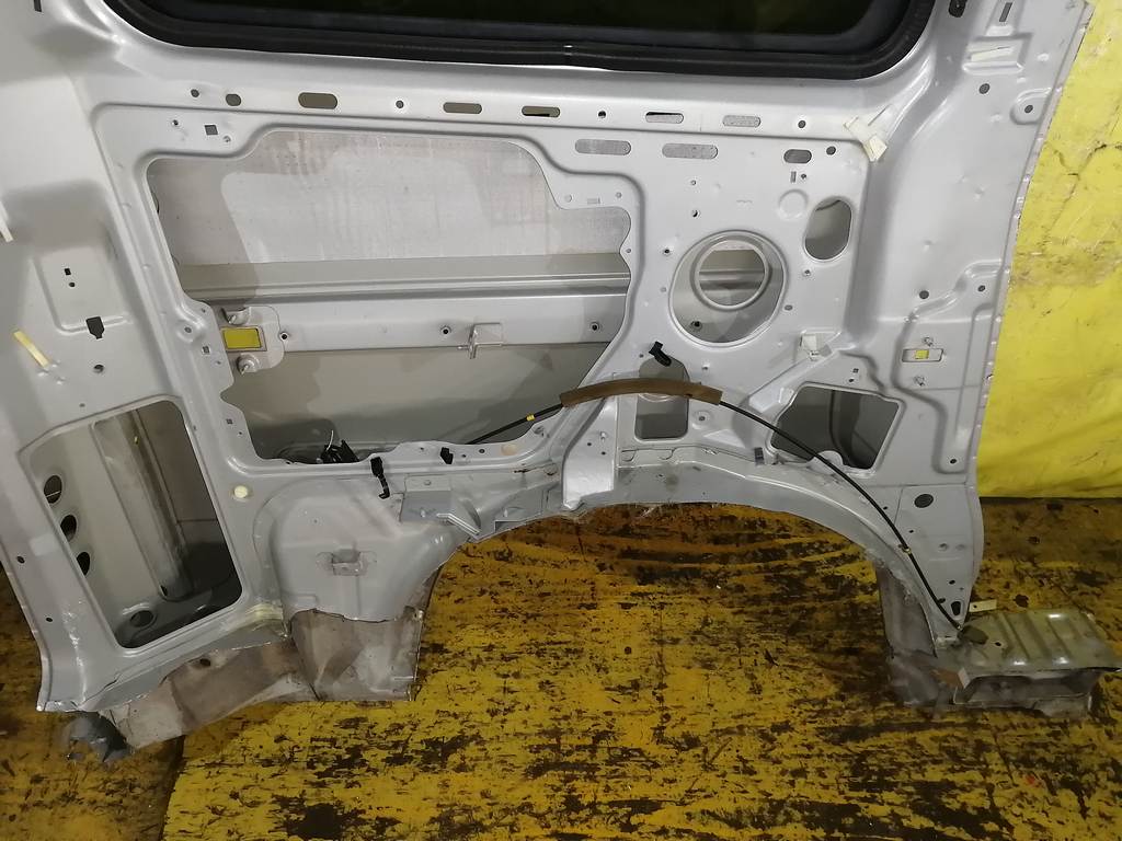 крыло Nissan Serena
