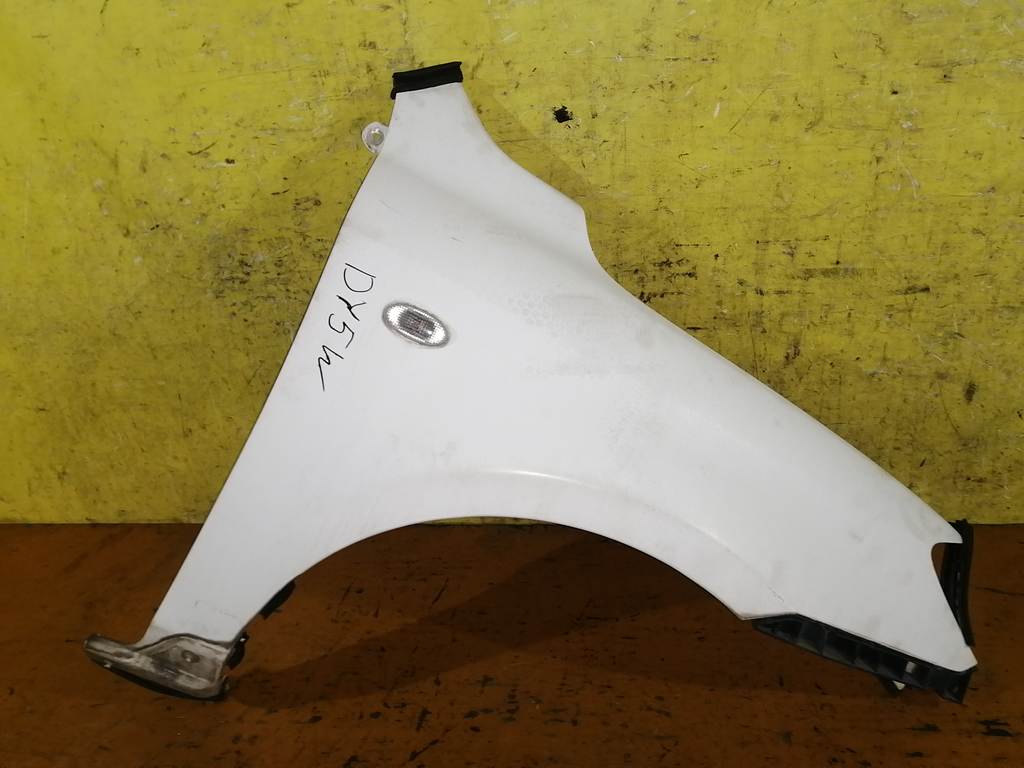 крыло Mazda Demio
