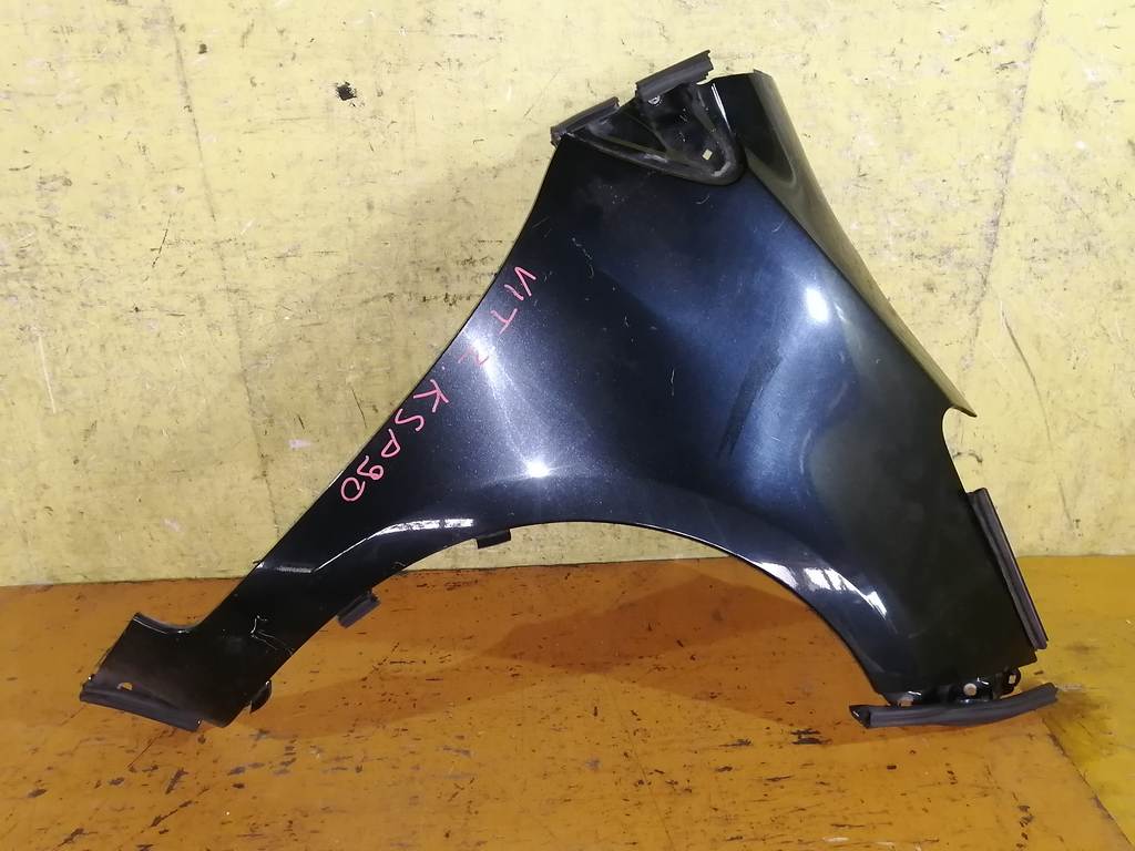 крыло Toyota Vitz
