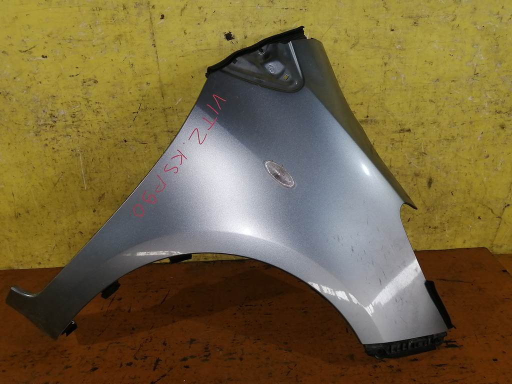 крыло Toyota Vitz