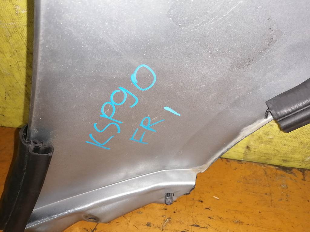 крыло Toyota Vitz