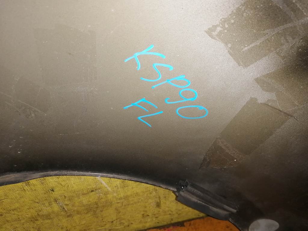 крыло Toyota Vitz