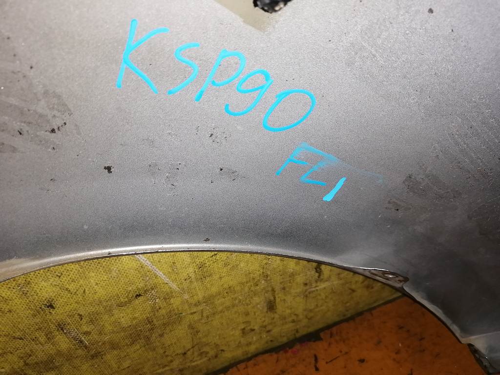 крыло Toyota Vitz