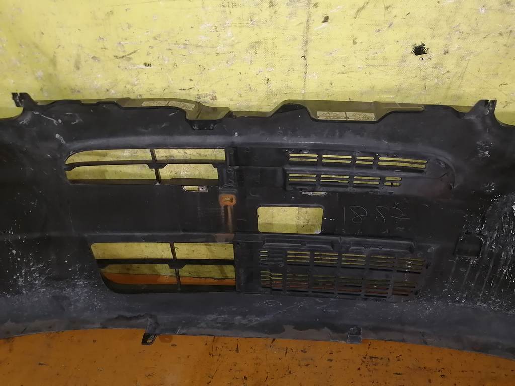 бампер Daihatsu Tanto