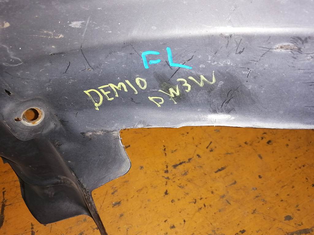 подкрылок Mazda Demio