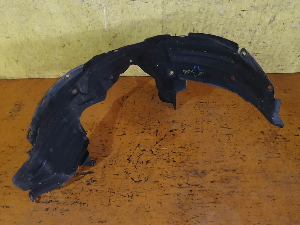 подкрылок Mazda Demio