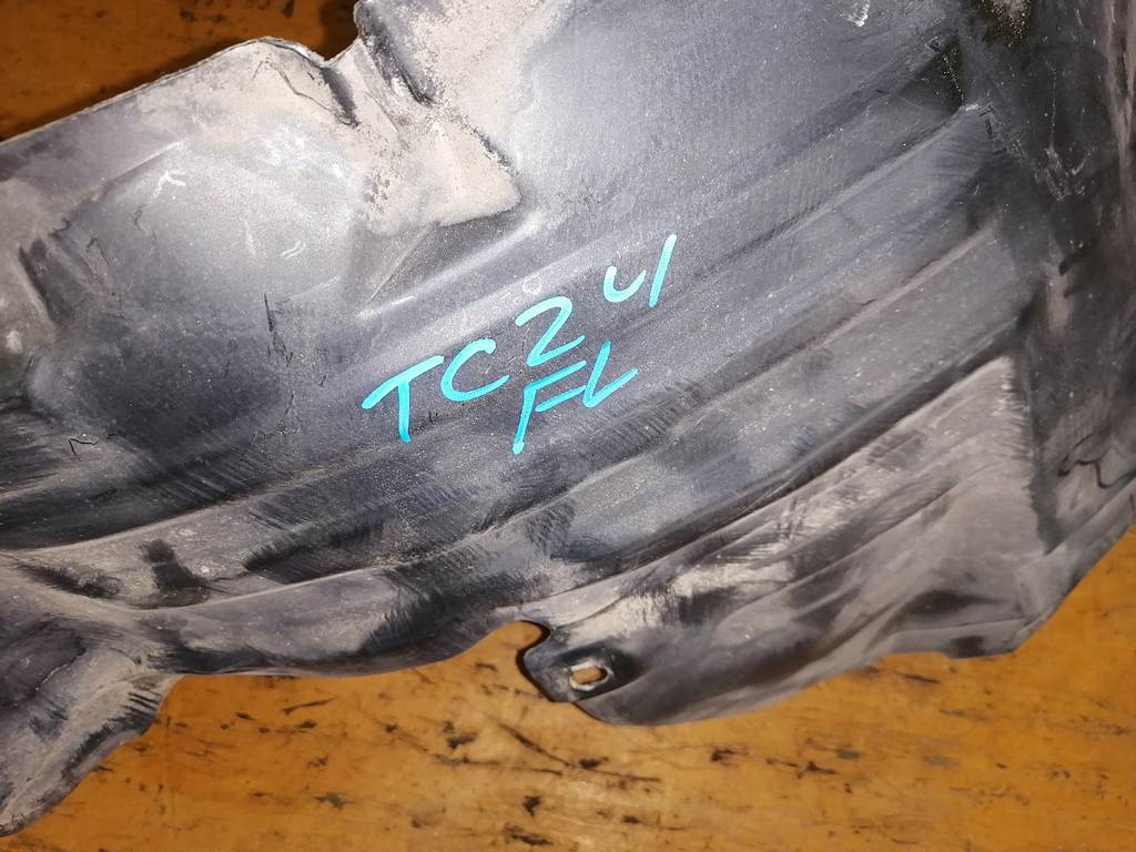 подкрылок Nissan Serena