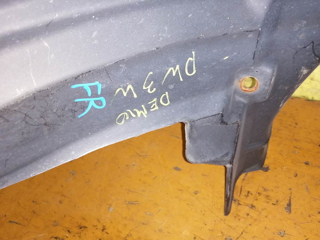 подкрылок Mazda Demio