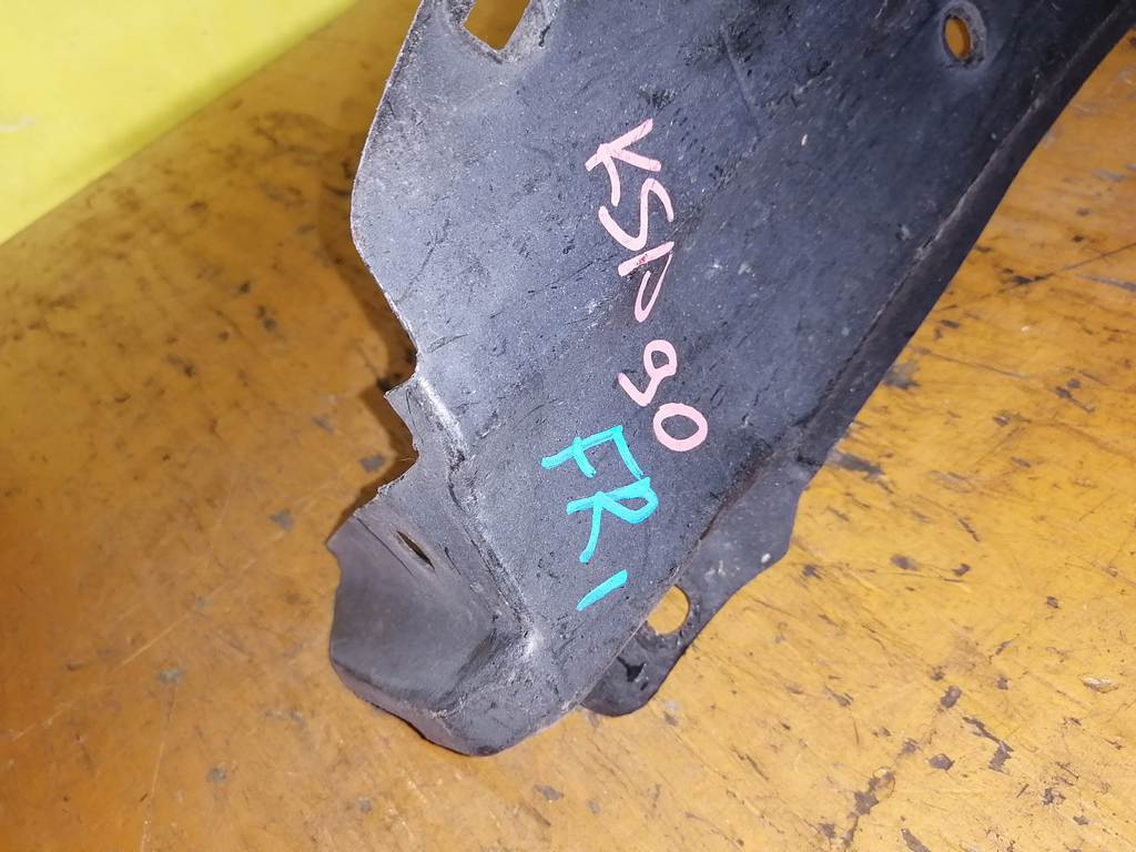 подкрылок Toyota Vitz