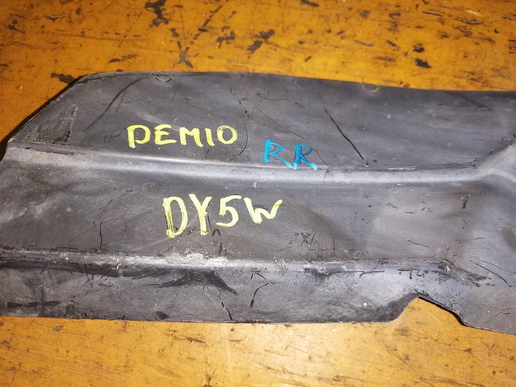 подкрылок Mazda Demio
