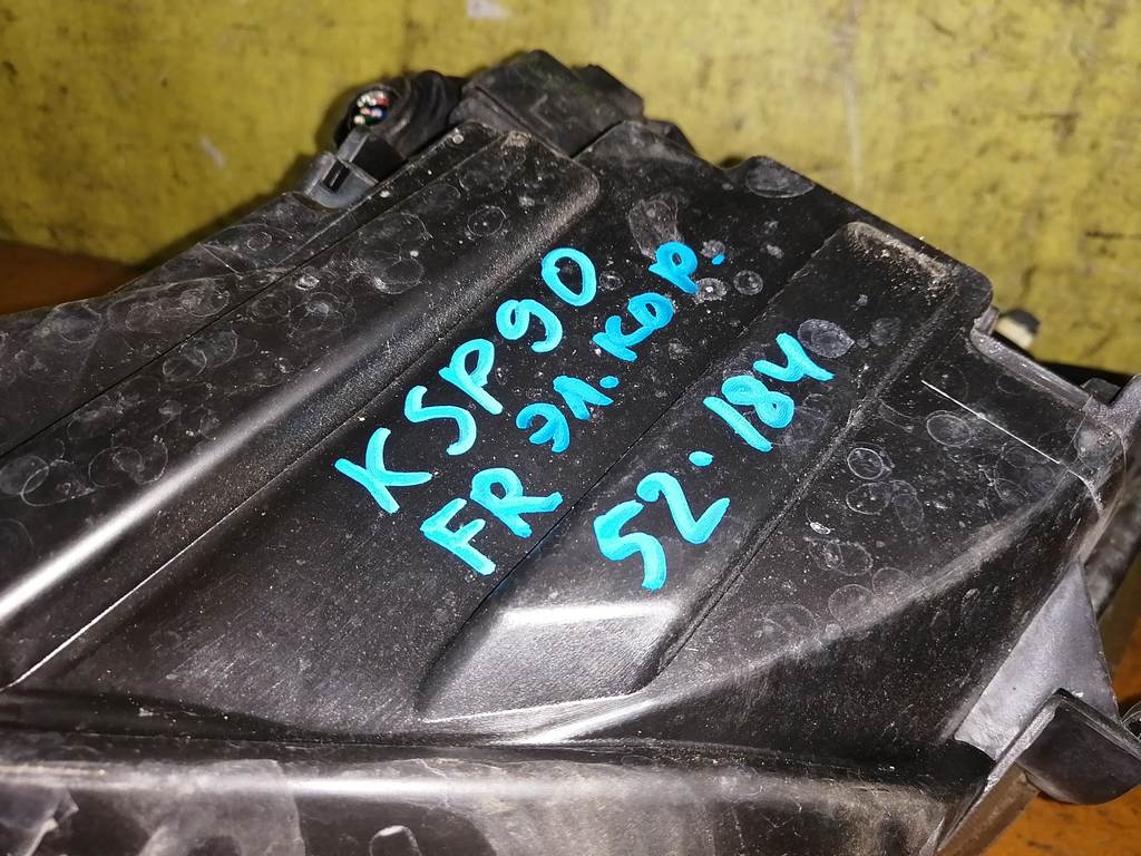 фара Toyota Vitz
