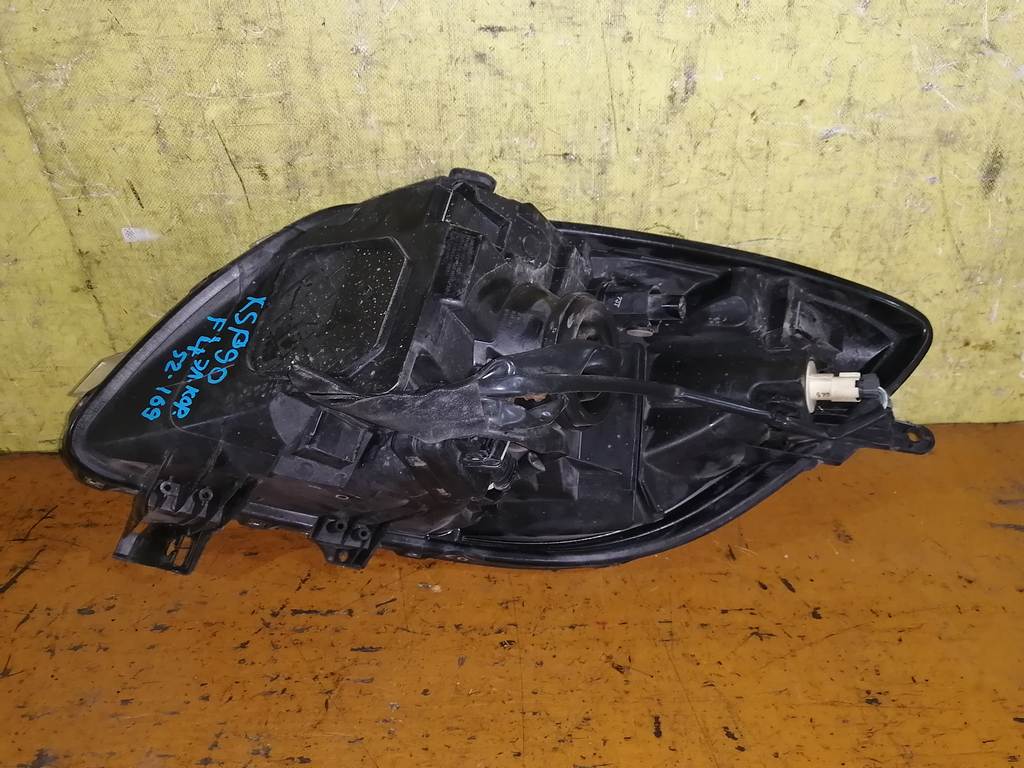 фара Toyota Vitz