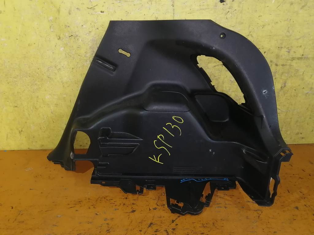обшивка багажника Toyota Vitz