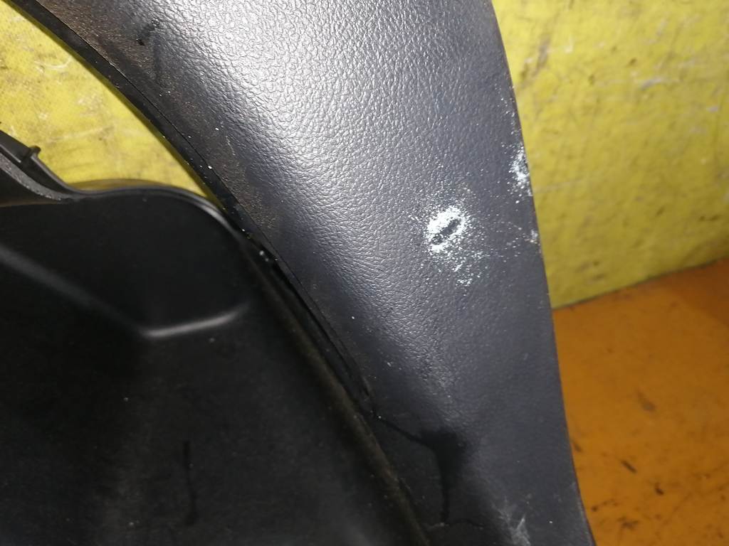 обшивка багажника Toyota Vitz