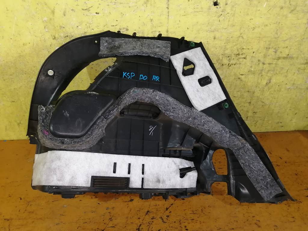 обшивка багажника Toyota Vitz