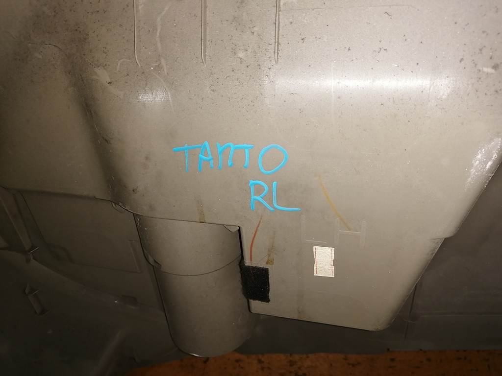обшивка багажника Daihatsu Tanto