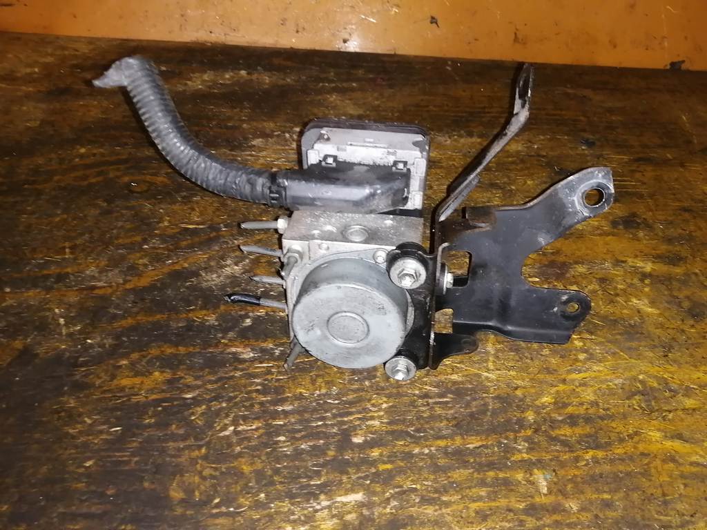 блок abs Toyota Vitz