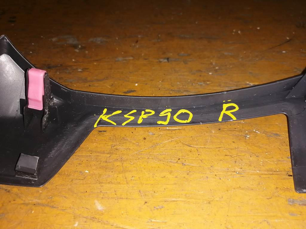 консоль торпеды Toyota Vitz