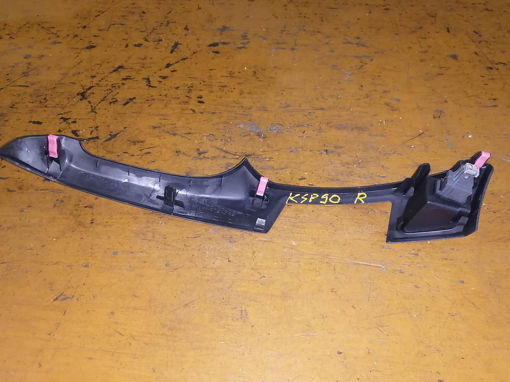 консоль торпеды Toyota Vitz