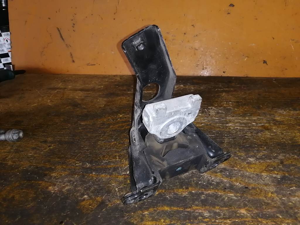 подушка двигателя Toyota Vitz