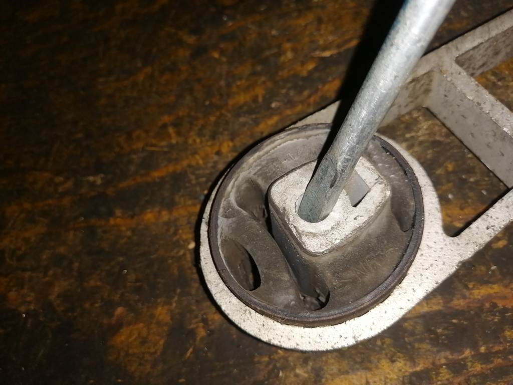 подушка двигателя Mazda Demio