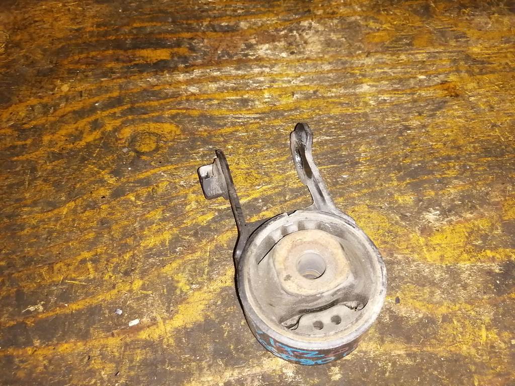 подушка двигателя Toyota Vitz