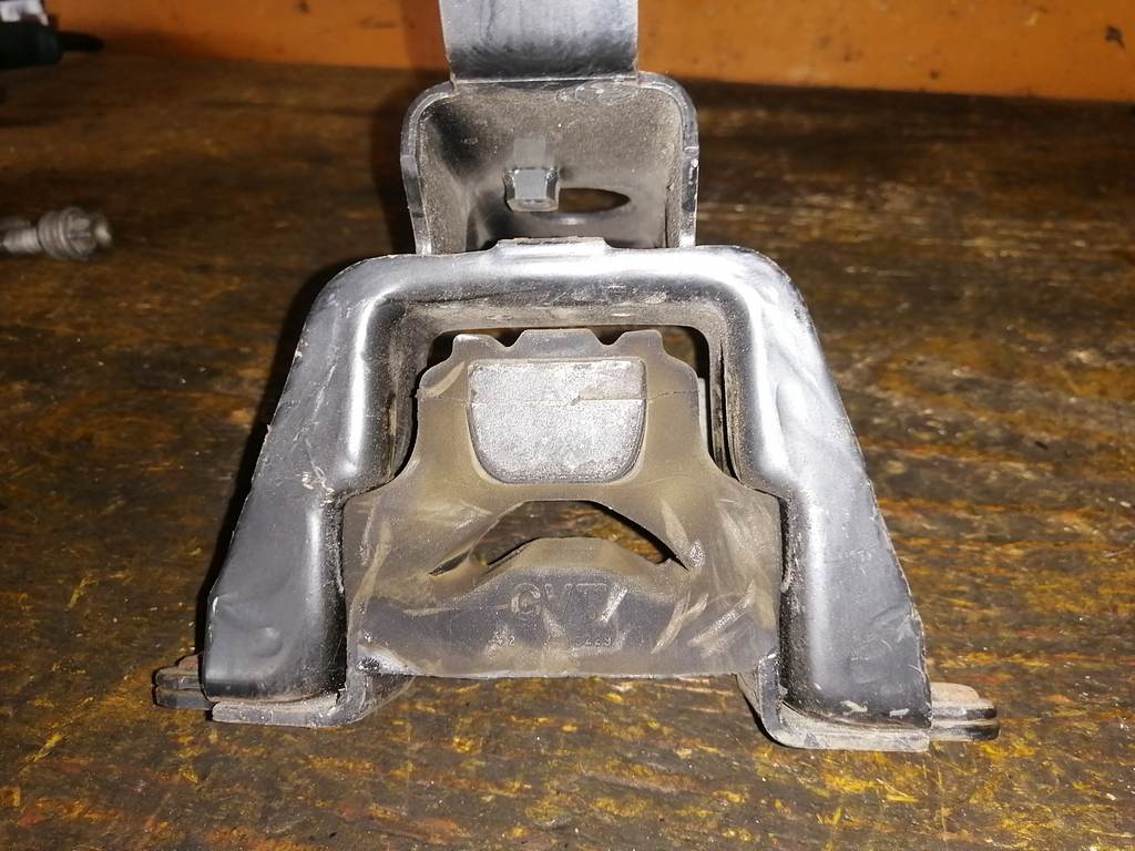 подушка двигателя Toyota Vitz