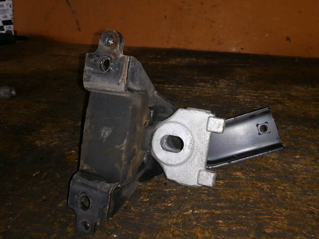 подушка двигателя Toyota Vitz