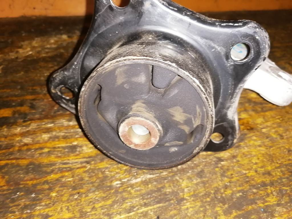 подушка двигателя Mitsubishi Colt