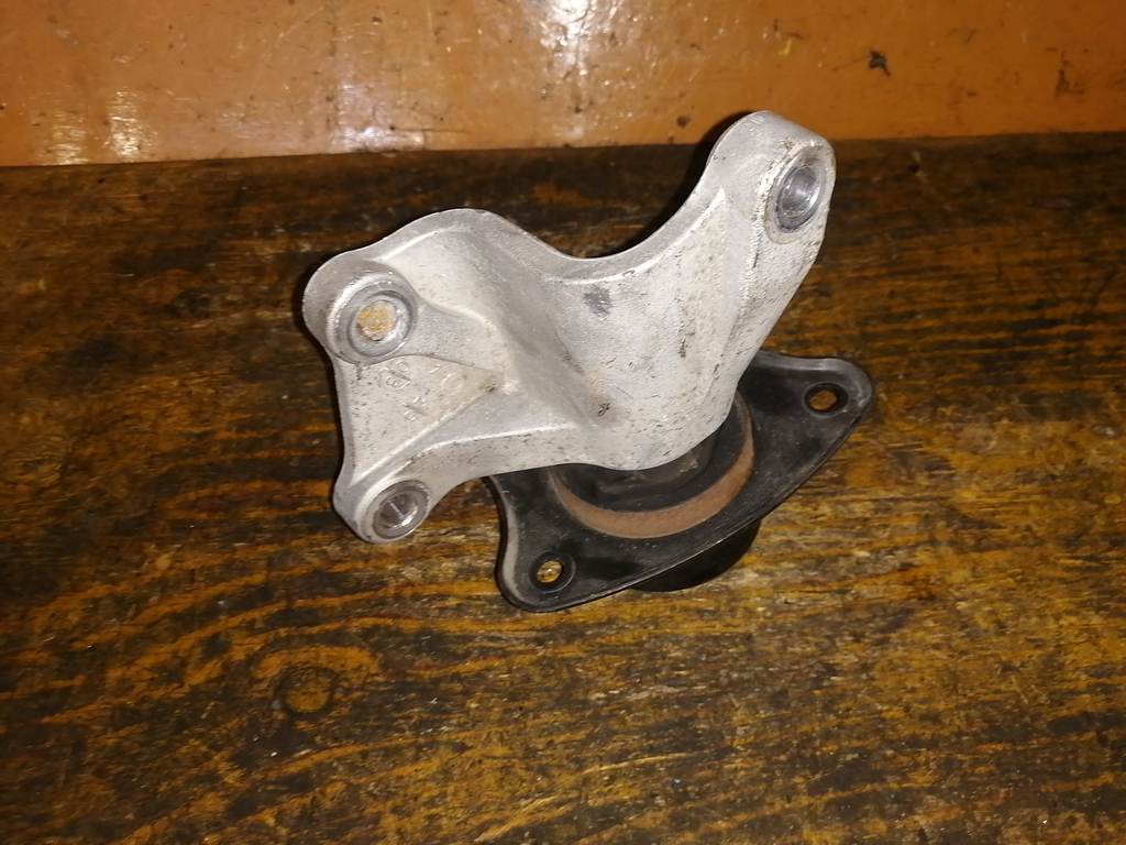подушка двигателя Mitsubishi Colt